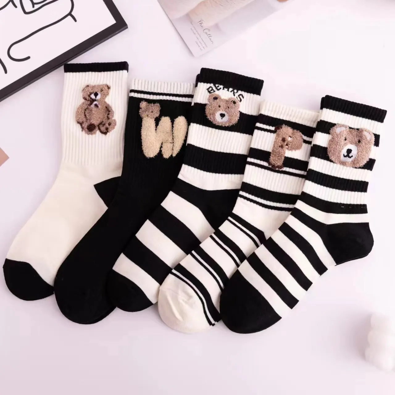 5 paia di calzini da donna 1 Set di cotone primavera autunno inverno caldo tubo centrale Cartoon Bear bianco nero stile coreano calzini a righe Pack