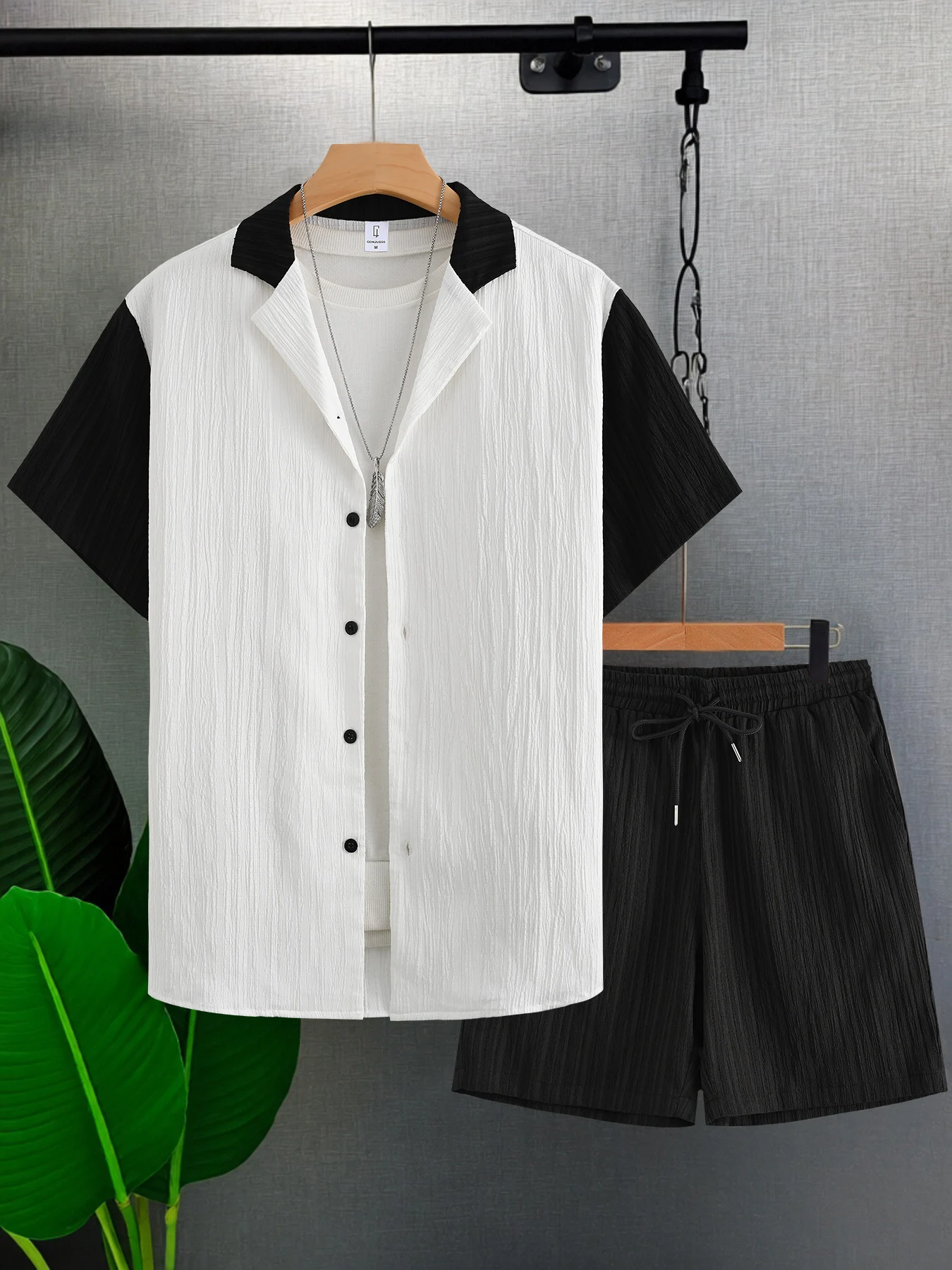 Men's Black and White Contrast Color Cuban Collar Short-Sleeved Shirt and Black Shorts Two-Piece Set, Pleated Texture Summer Casual Outfit, Men's Trendy Complete Outfit Set