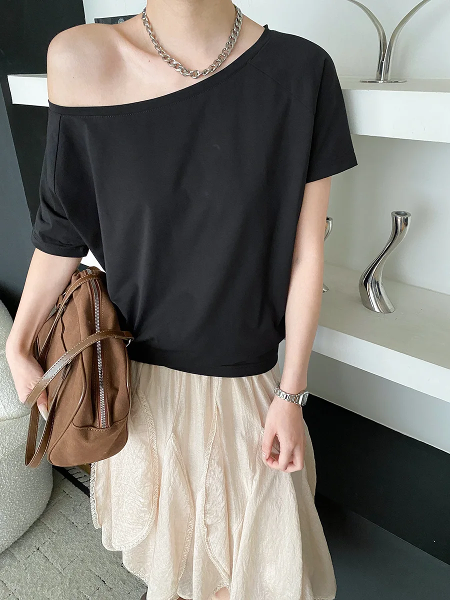 Sommerliches Damen-T-Shirt in unifarbenem Design mit schrägem Ausschnitt, schulterfrei, lockerer Passform und schlankmachendem Effekt, kurzärmelig. – Detail 3