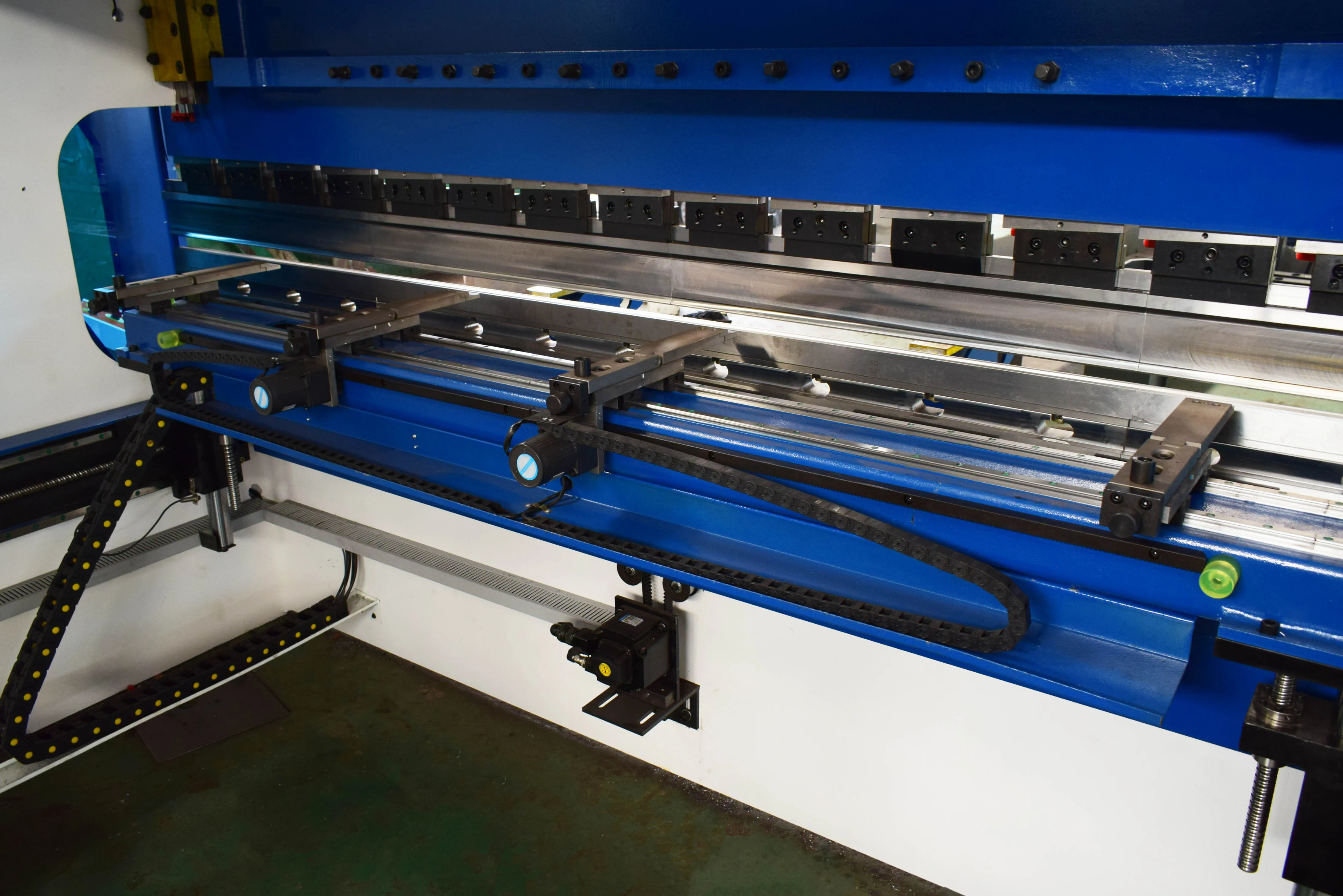 فرامل الضغط الهيدروليكي CNC 100T مع أدوات تحكم آلية لثني المعادن الدقيقة