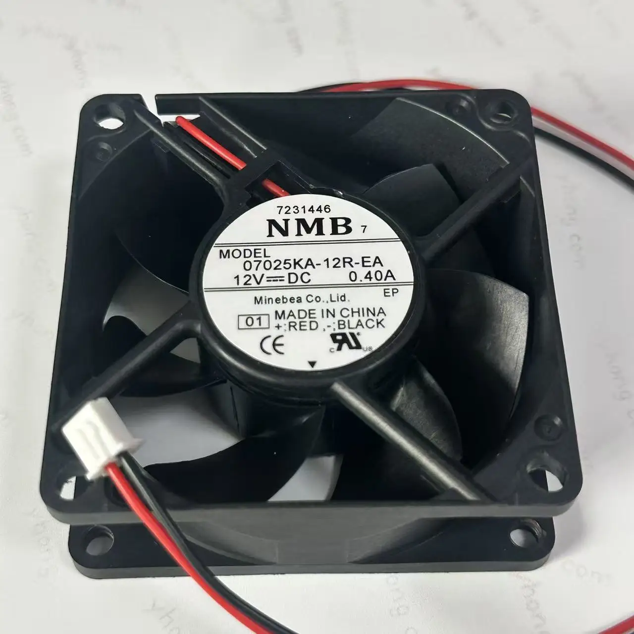 

NMB-MAT 07025KA-12R-EA DC 12 В 0,40 А 70X70X25MM 2-проводной вентилятор охлаждения корпуса