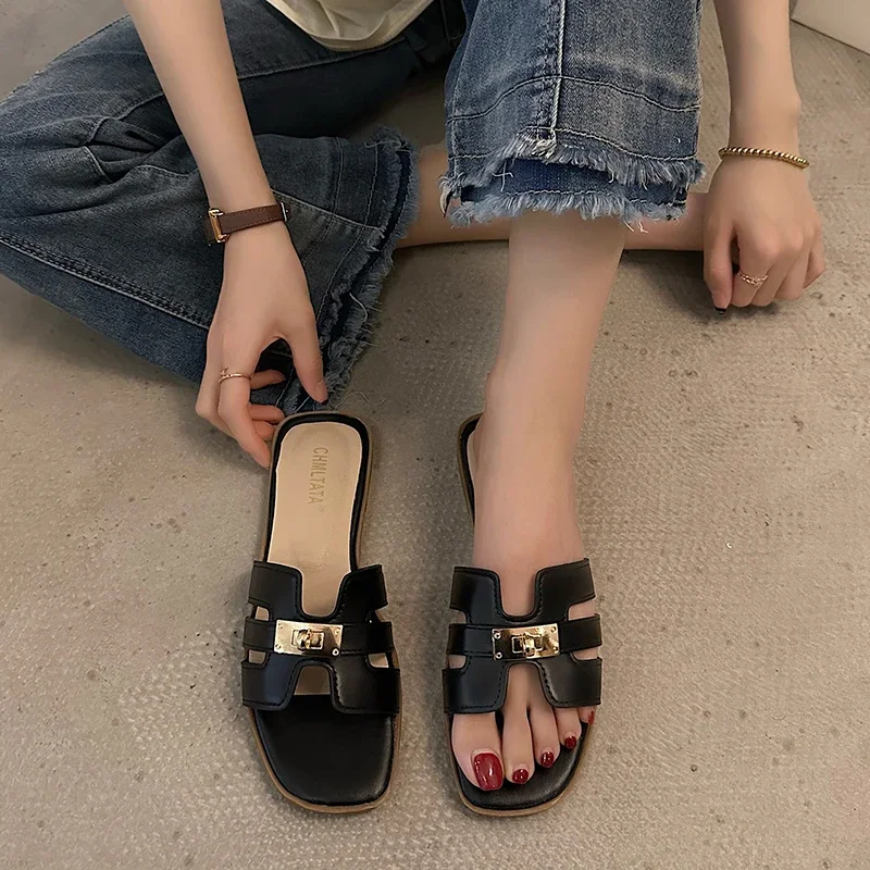 2024 Hot Sale Women Slippers Open Toe Flat Shoes Metal Decoration Designer Women Mules Brand Fashion Show Slippers Women Sandals