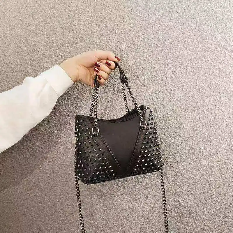 

Fashionable unique versatile and high-quality women's handbag with shoulder strap and metal chain link