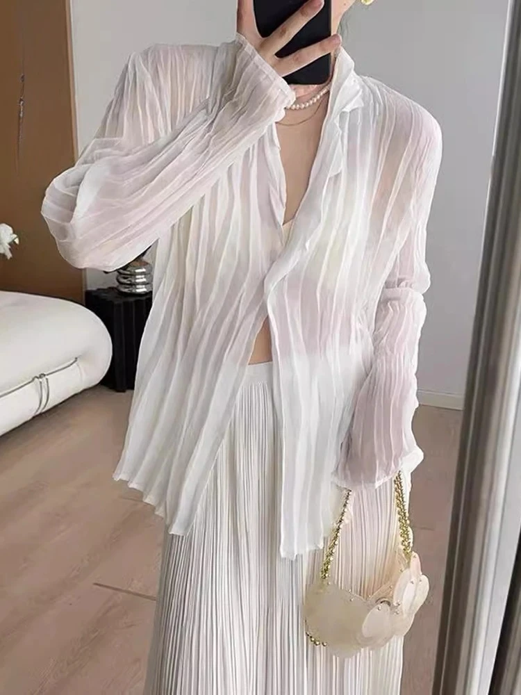 2025 Estate leggera a maniche lunghe Sunwear Camicetta casual alla moda in tinta unita Camicia da donna con abbottonatura dal design a bottone singolo