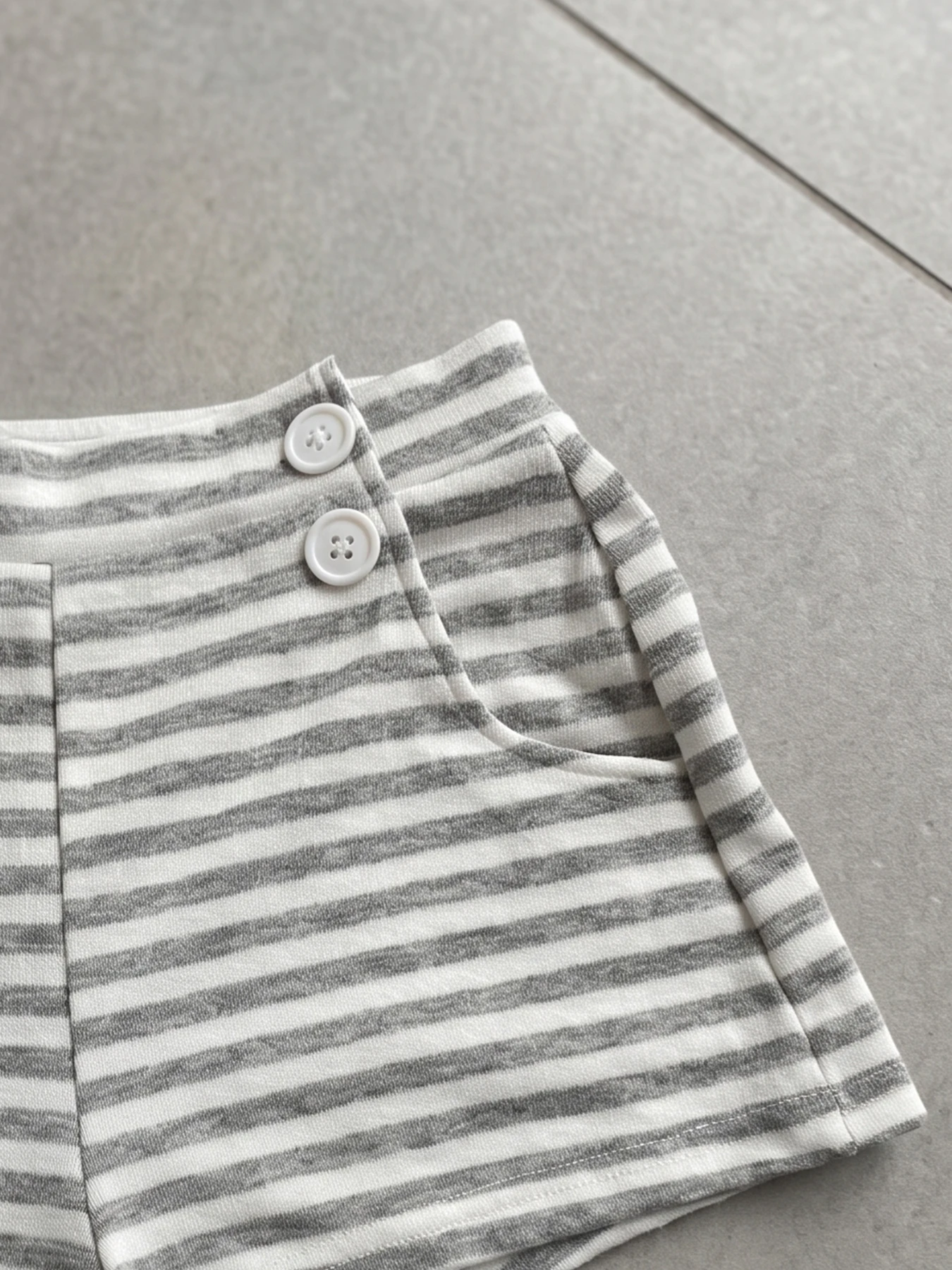 Sommerliche Basic-Shorts für Damen mit hoher Taille, Harajuku-Stil, einfarbig schwarz, grau gestreift, mit zwei Knöpfen an der Vordertasche, elastischem Bund, lässige Hose. – Detail 17