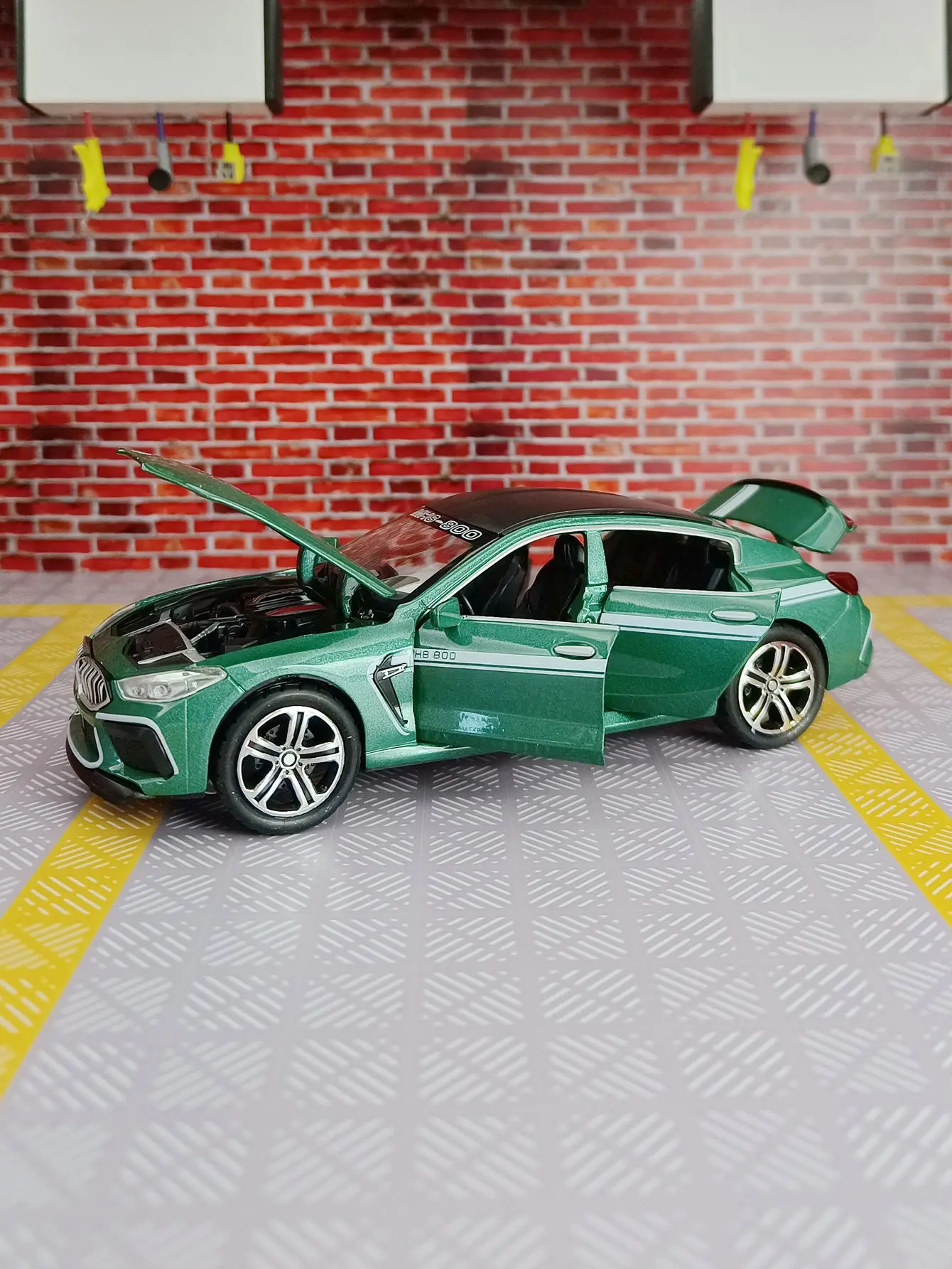 1:32 Bmw M8 Simulatie Metalen Voertuigen Terugtrekken Diecast Model Auto Speelgoed Sportwagen Met Geluidslicht Voor Kinderen Geschenken