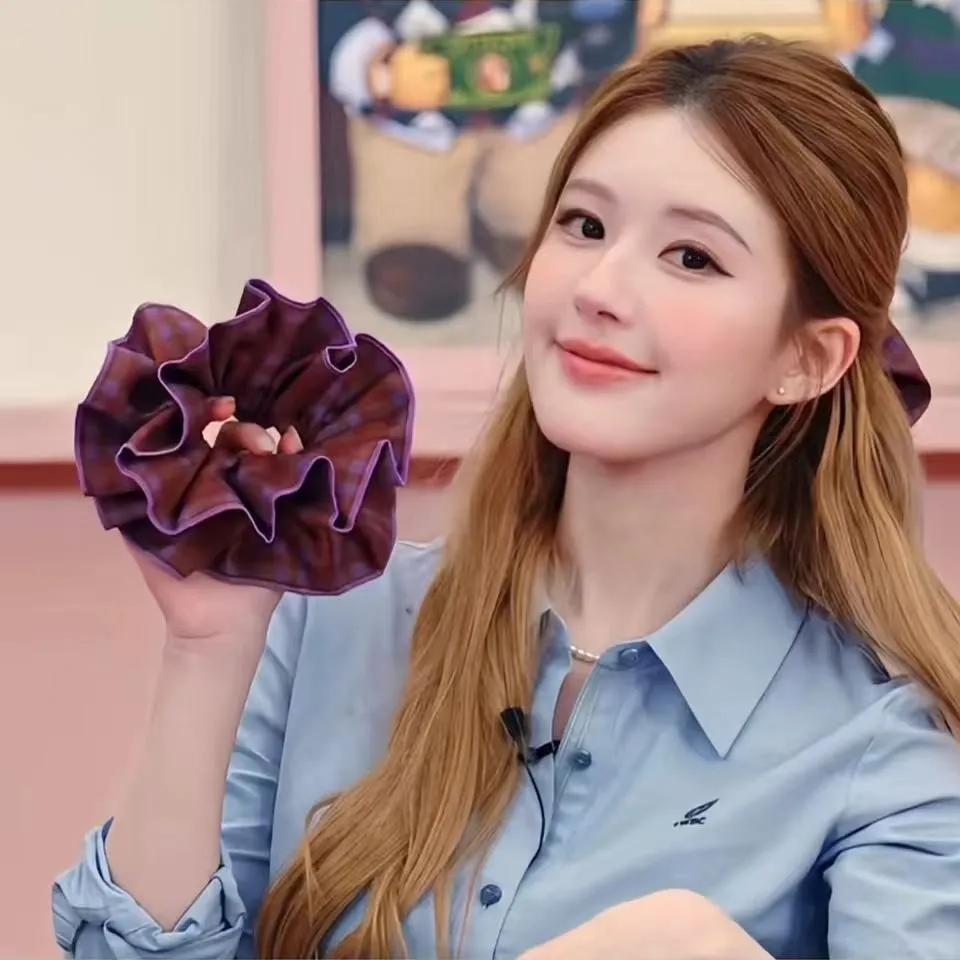 

Чжао Рот имеет такой же фиолетовую клетчатую резинку для волос, высококачественную шаровую головку в стиле ретро и резинку для волос с низким хвостиком.