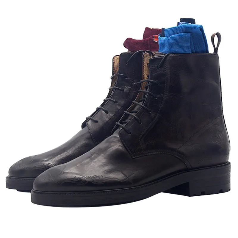JINIWU 2026 Men Pointed Toe Fashion Boots Thick Sole Exquisite Carving Hand Painted Cow Leather Lace Up Elevated Boots