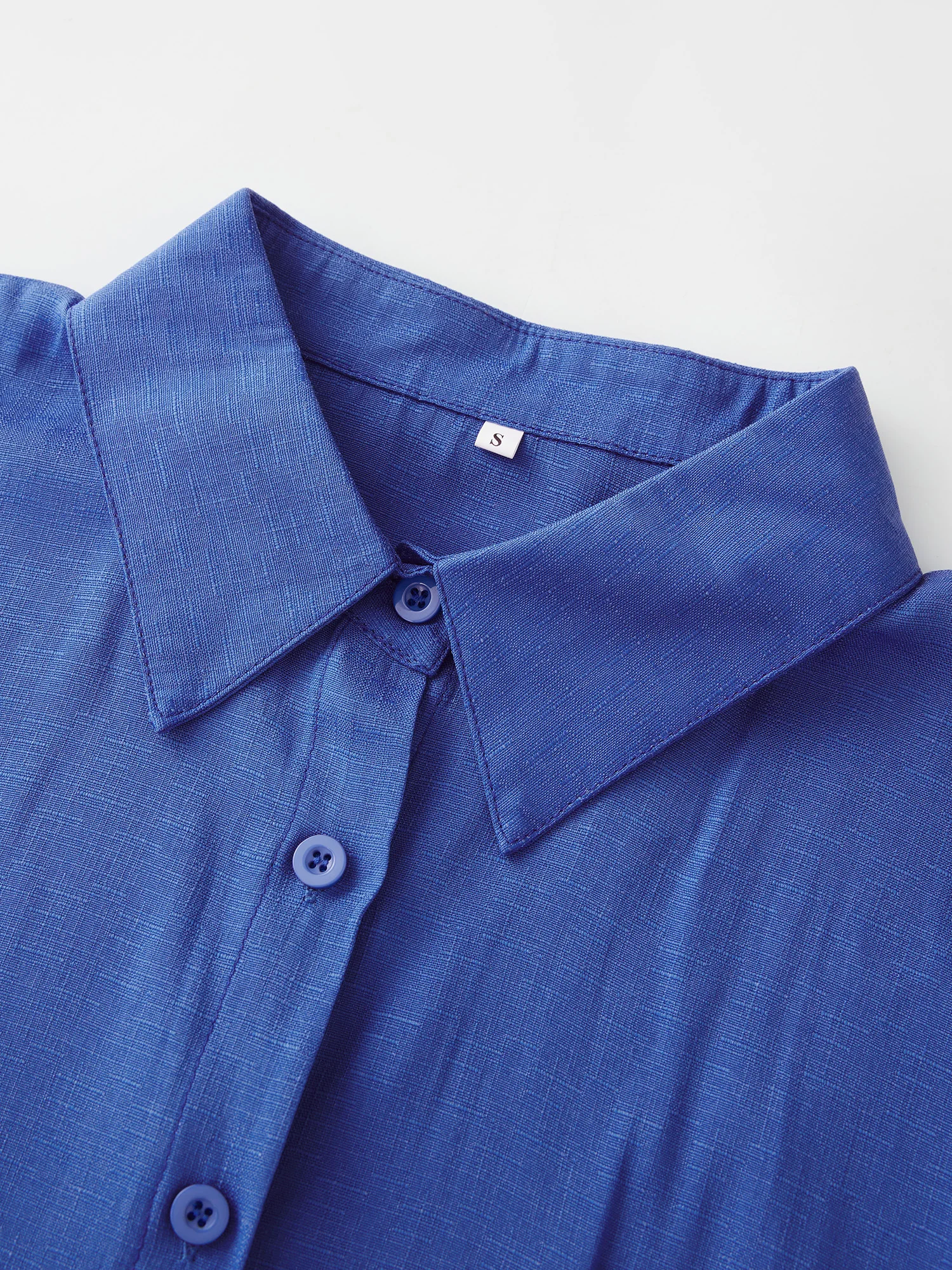 سترة نسائية كاجوال بأكمام قصيرة ورقبة على شكل حرف V مع تفاصيل أزرار وفتحات جانبية لملابس عطلة الصيف على الشاطئ