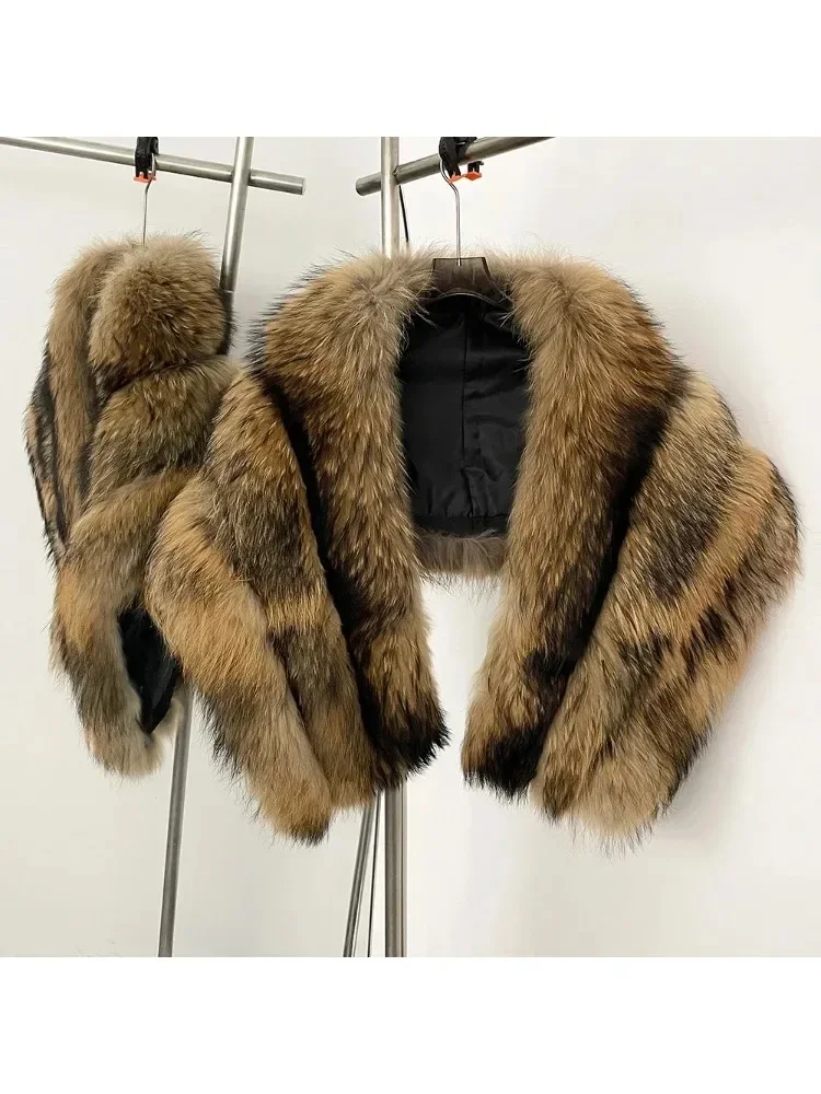 ملابس شتوية لعام 2025 ملابس نسائية فاخرة ملابس نسائية عصرية دافئة من الفرو الحقيقي اللفاع فرو الراكون الطبيعي شال نسائي #3