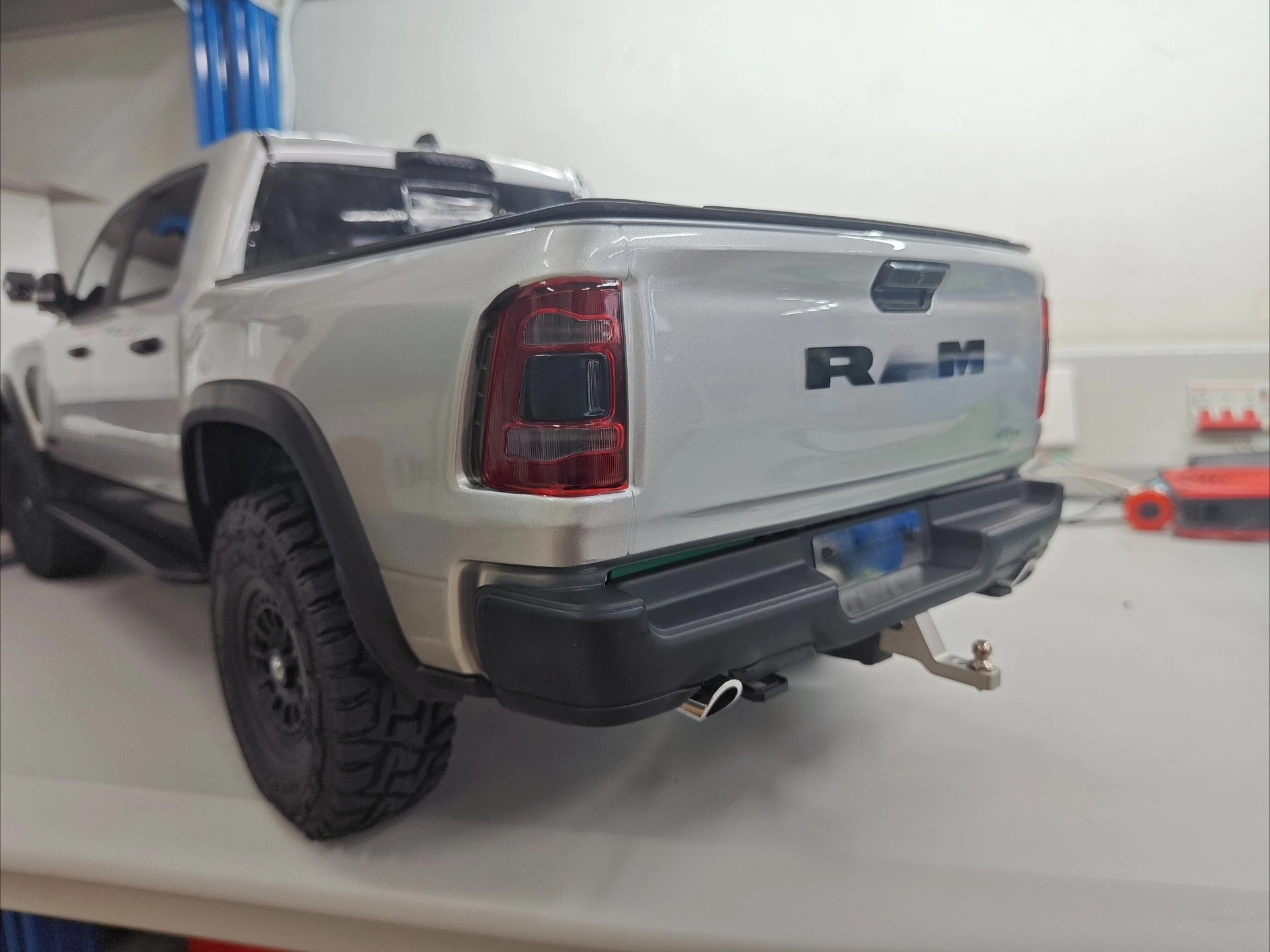For KM 1/8 Dodge RAM 1500 Trailer Hitch Bracket Metal Tow Hook OP Upgrade Part RC Crawler Multiple materials to choose from 3D