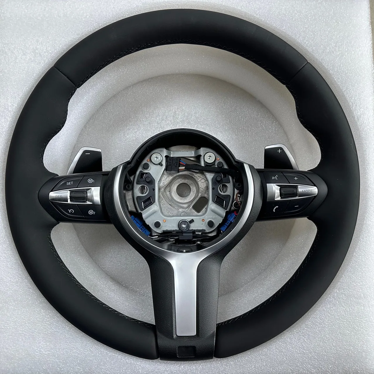 Suitable for BMW M6 M3 thong steering wheel 1234567 X1X3X4X5X6 550D steering wheel