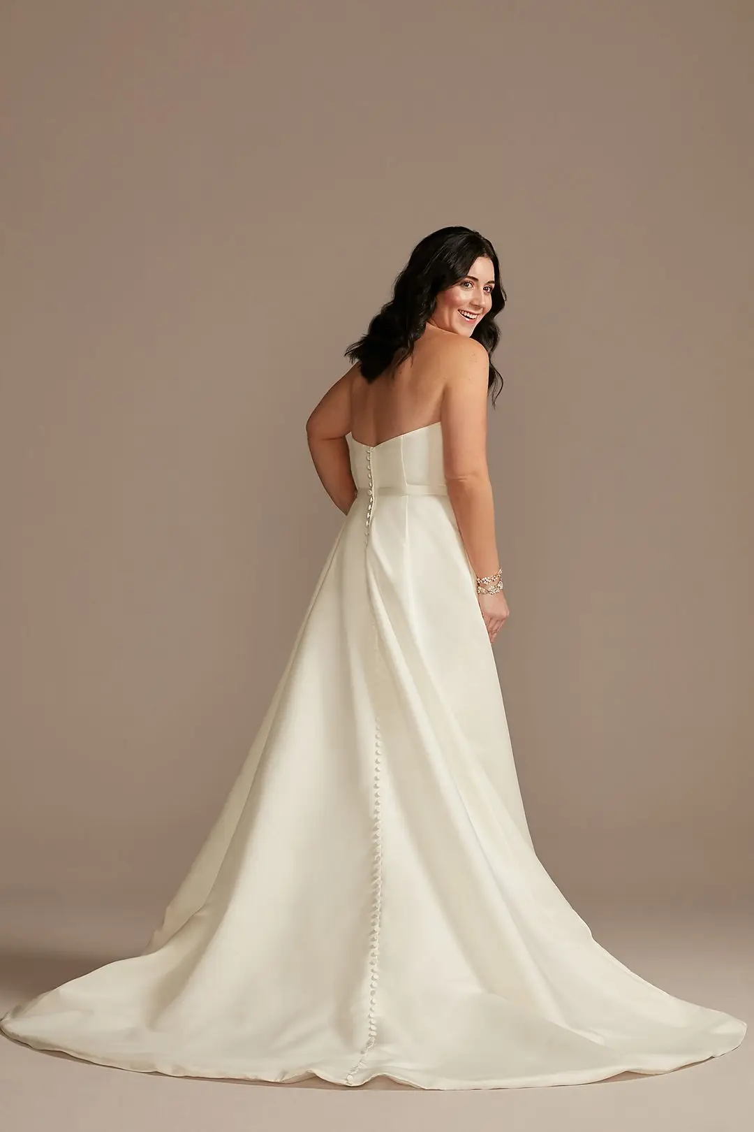 Robe de mariée en satin blanc ivoire avec fente, sur mesure, poches latérales, train chapelle, frais, moderne, sans bretelles, luxe, livraison gratuite, 2023