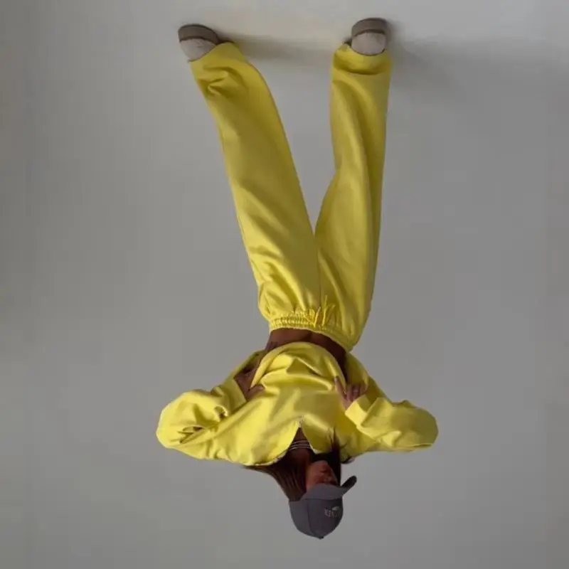 

Модный повседневный костюм-двойка: свитер с полуоткрытым воротом и длинными рукавами, брюки-джоггеры на лямках, из хлопка, изысканный и простой.