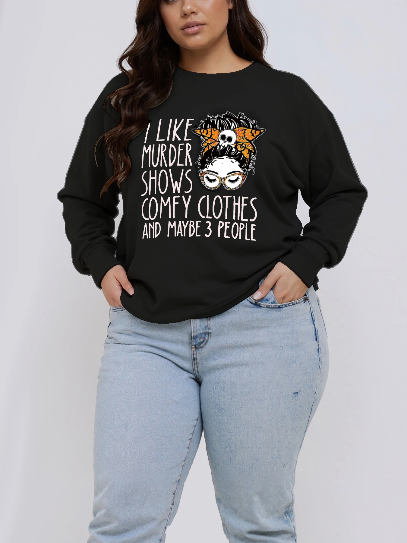 Sudadera de manga larga con cita divertida de True Crime para mujer de talla grande, con la frase 'Me gustan los programas de asesinatos', ropa cómoda y 'Quizás 3 personas' y 'Moño desordenado'