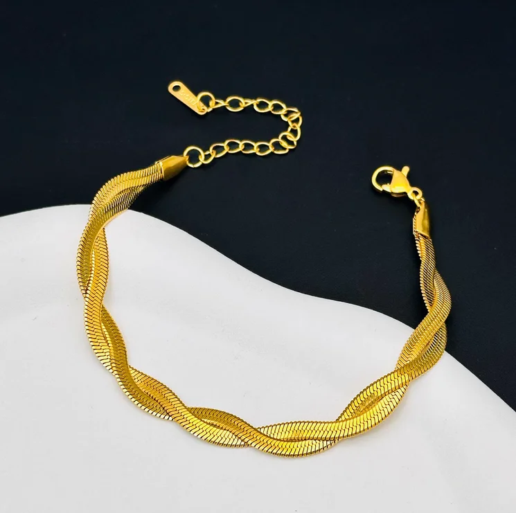 

European and American style minimalist and elegant K gold cross necklace for women, trendy and cool style clavicle necklace.