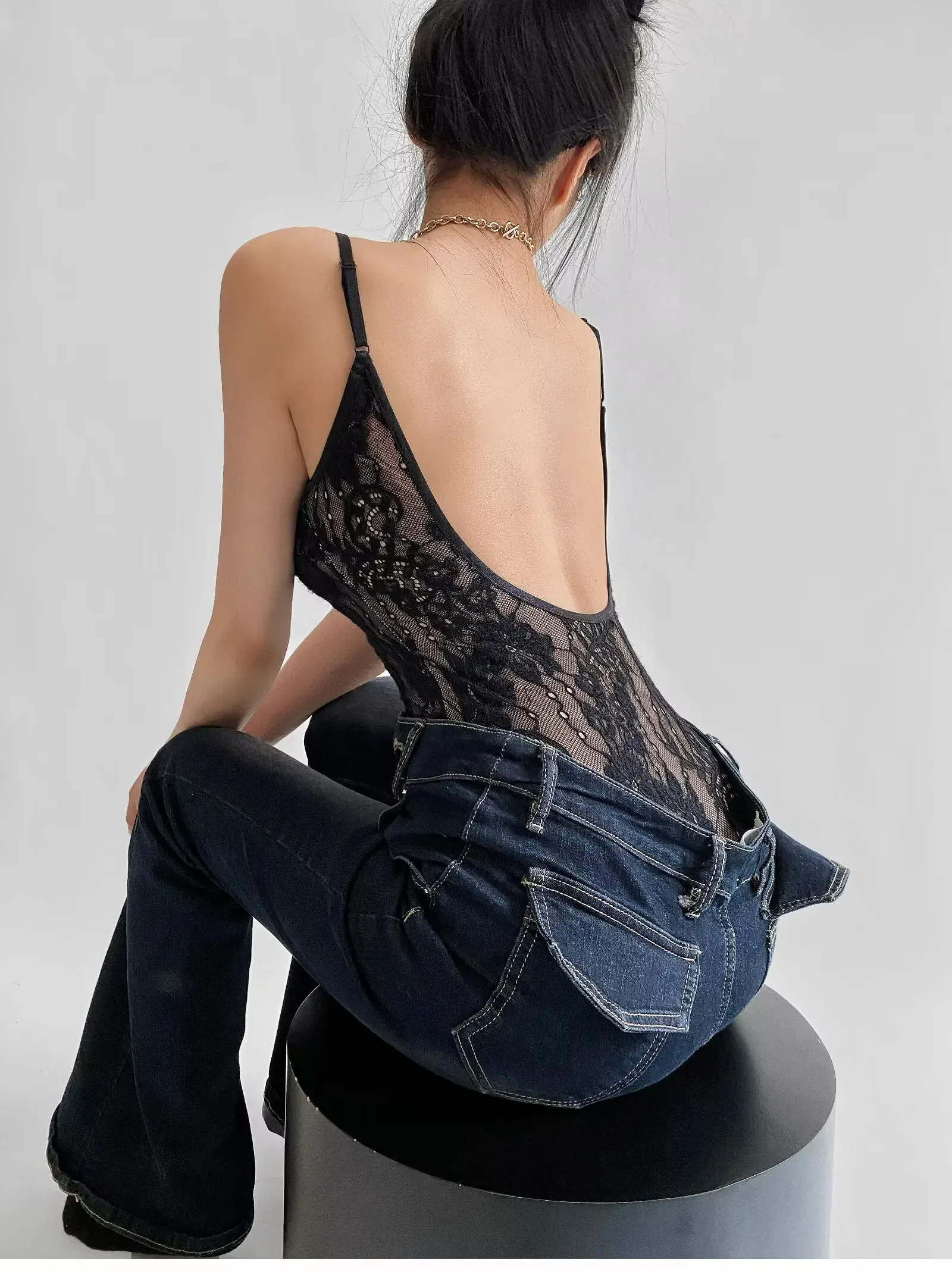 Sexy, durchsichtiger Spitzen-Bodysuit mit Futter, rückenfreier Spaghetti-Träger-Body, eng anliegender, kurzer Jumpsuit, figurbetonte Romper- und Playsuit-Modelle für Damen. – Detail 1