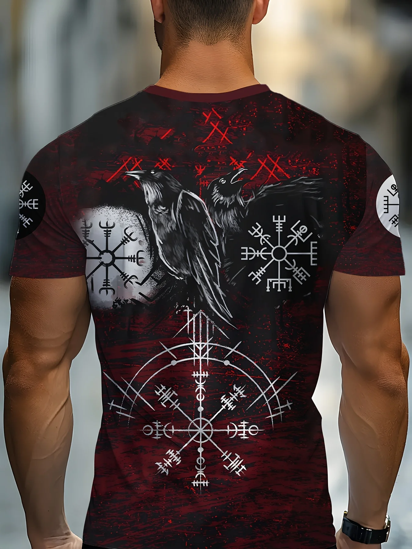 تي شيرت فايكنغ جرافيك للرجال بتصميم نورس بطباعة ثلاثية الأبعاد يتميز بالرونية والغربان بألوان حمراء وسوداء كاجوال بأكمام قصيرة