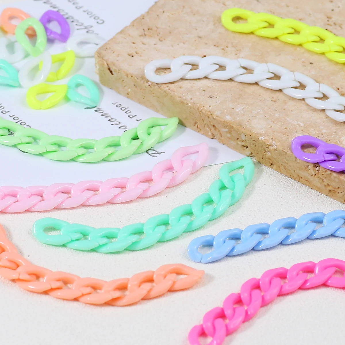 Chaîne acrylique de couleur unie 11x16mm dans plusieurs couleurs pour connecteurs et accessoires de bijoux faits à la main