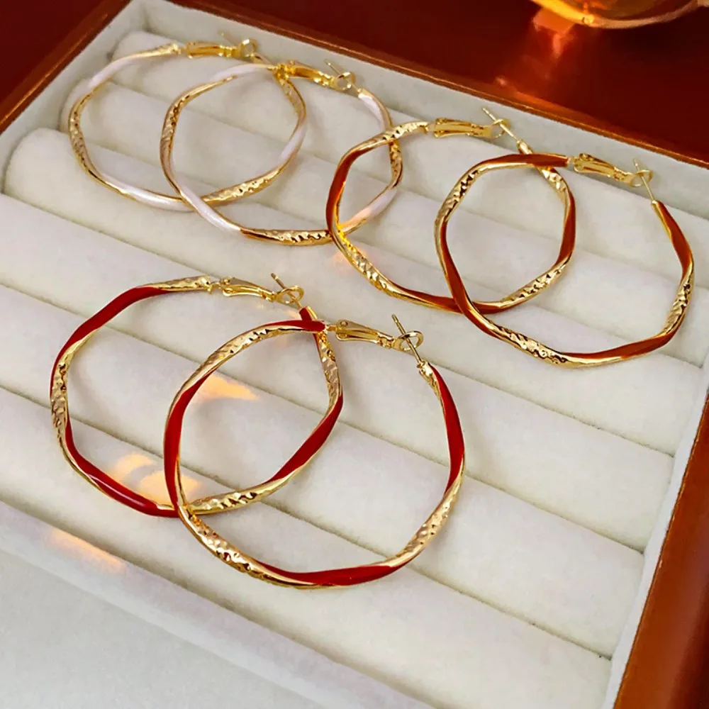 Classic Versatile Color‑contrast Design Large Round Twisted Enamel Hoop Earrings for Women Weekend Street Party Outfit Jewelry