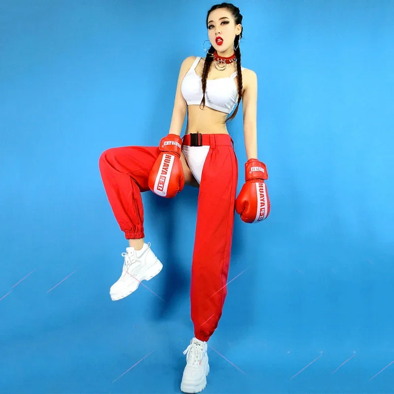 Kostiumy sceniczne damskie ubrania barowe osobowość strój sportowy Ds Dj klub nocny piosenkarka białe bikini czerwone spodnie z otwartym plikiem DNV13170