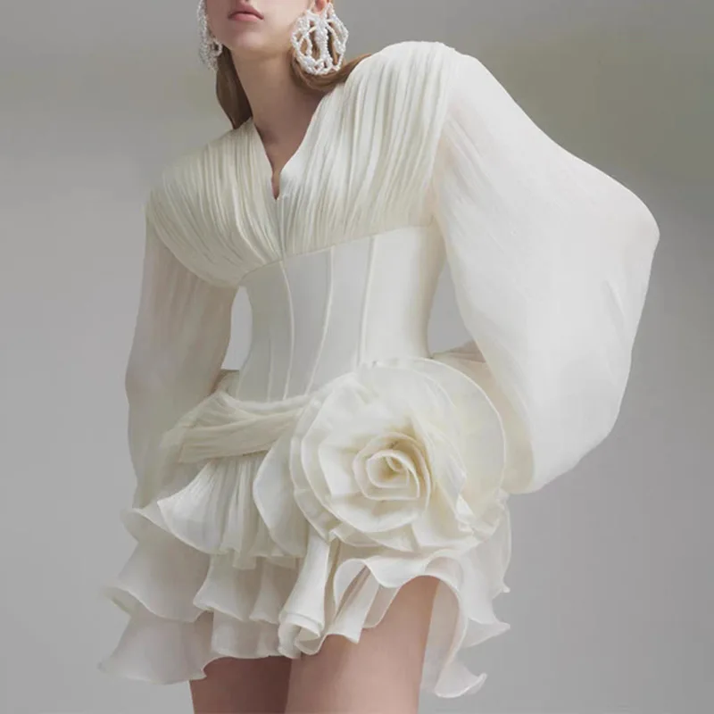 Robes courtes moulantes en maille blanche pour femmes, de luxe, manches bouffantes, à fleurs, à la mode, tenues de bal élégantes de célébrité, été 2025