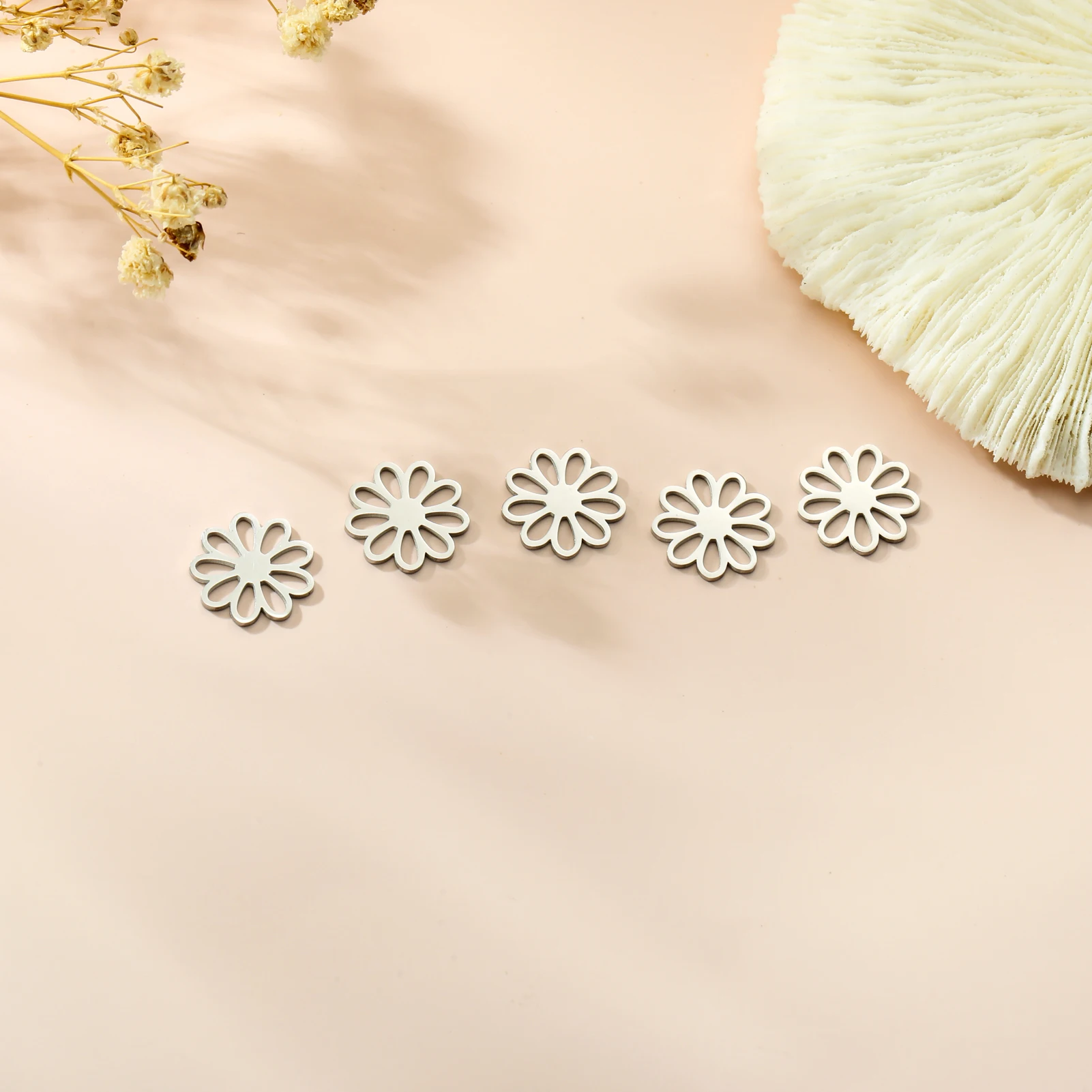 5pcs/ Lot Wholesale Sweet Daisy Flower Pendant for Women Girls Necklace Stainless Steel Charms  Jewelry Making Supplies DIY Gift