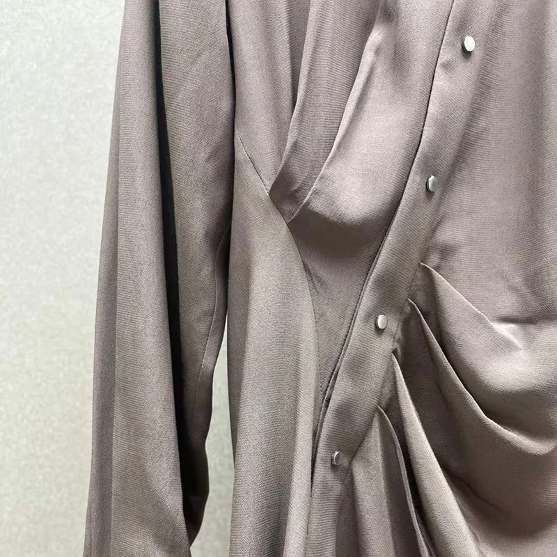 فستان نسائي بياقة غير متماثلة وأكتاف مبطنة مصبوغة، تنورة طويلة غير متماثلة ذات ياقة وأكمام طويلة، فستان مأدبة، 2025، #5