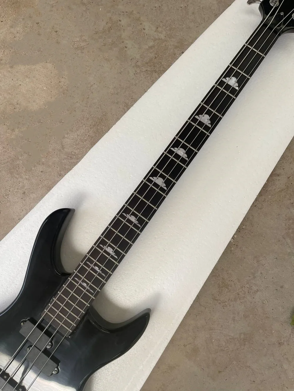 4 Strings Electric Bass Guitar with Rosewood Fretboard,Chrome Hardware Neck through body,Provide customized service