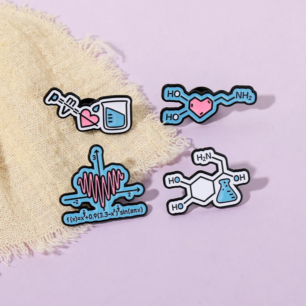 4 أنماط مضحك الأزرق القلب الصيغة العلمية المينا دبابيس P = M/V الصيغة الهيكلية الكيميائية الرياضيات على شكل دبابيس شارة الطالب