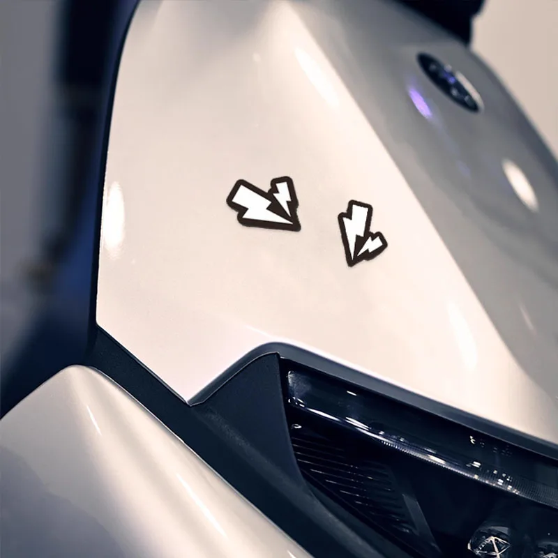 2PCS Lightning รถจักรยานยนต์สติกเกอร์กันน้ําสําหรับมอเตอร์ไซด์การใช้ถังหมวกนิรภัยด้านหน้า Fairing รถสกู๊ตเตอร์ไฟฟ้าไวนิล Decal