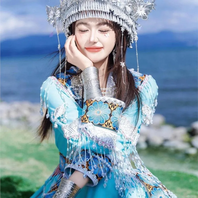 The new blue heavy beaded minority Miao nationality in Guizhou and Yunnan travel photo photography clothing set