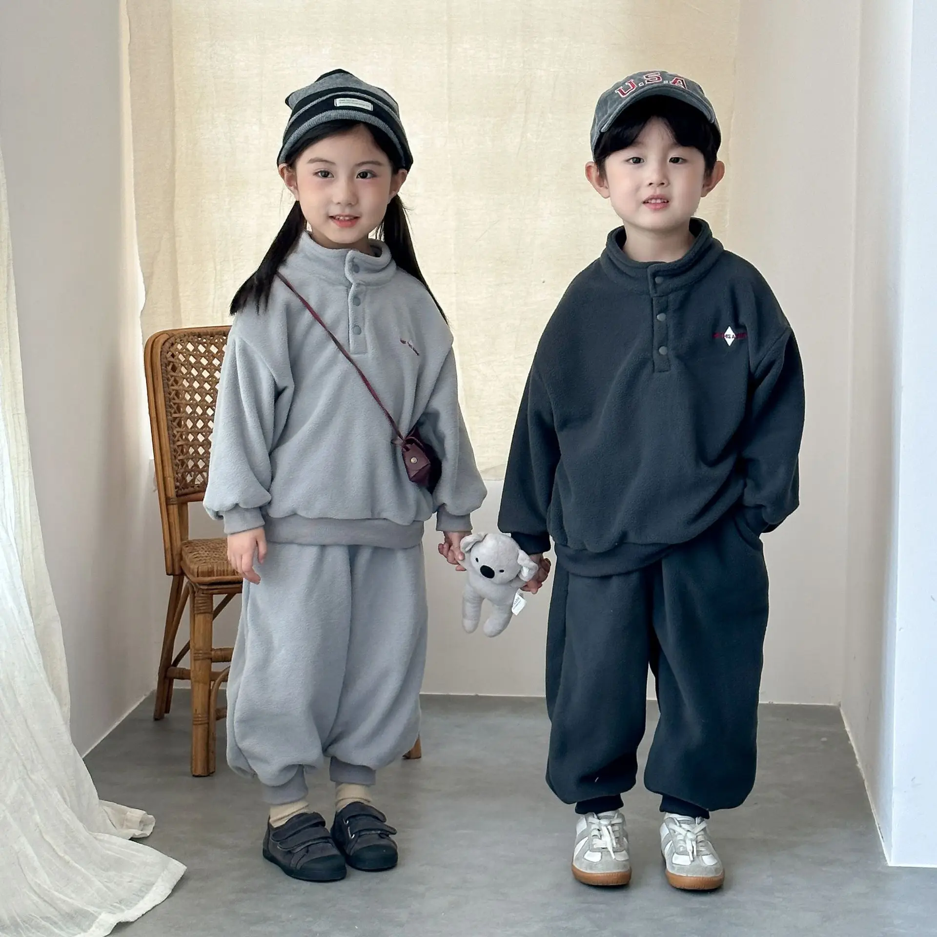 

Новинка зимы 2024, бархатный комплект плотной одежды для детей, однотонный флисовый свитшот для мальчиков и девочек + брюки, спортивный костюм, теплая детская одежда