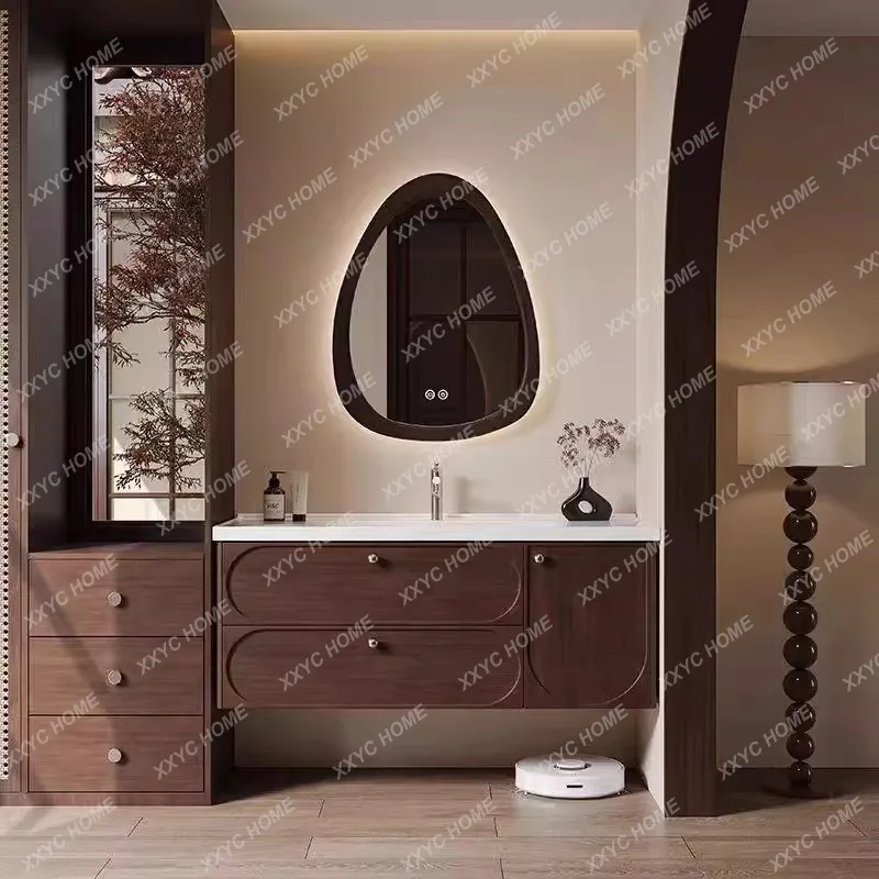 

Керамическая раковина в стиле середины века, интегрированная в тумбу для ванной из дуба, с отделкой под орех и костяную кость.