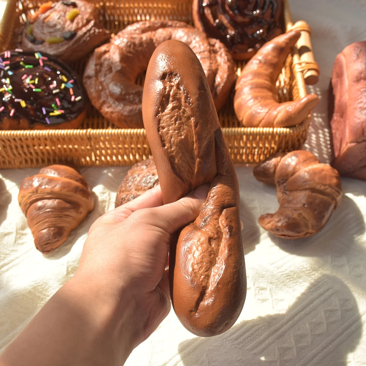 Realistisches PU-Fake-Schokoladenbrot – dekorative Bäckerei-Requisite für die Präsentation in der Küche, Dessert-Tischdekoration, Café und Party – Detail 3