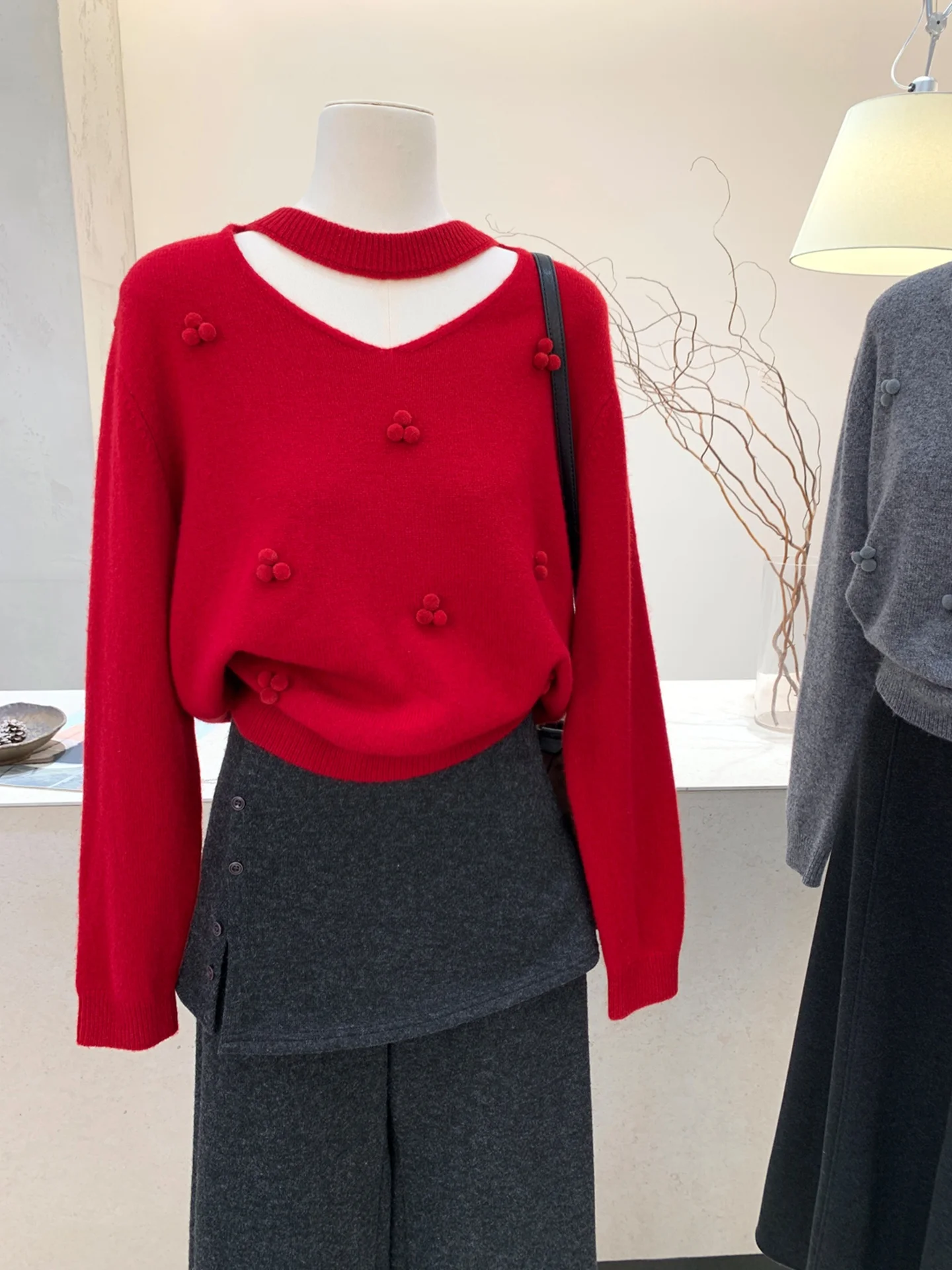 冬のニットセーター女性の通勤韓国ルーズフィット暖かさを発する白を強調する赤色新年トップ