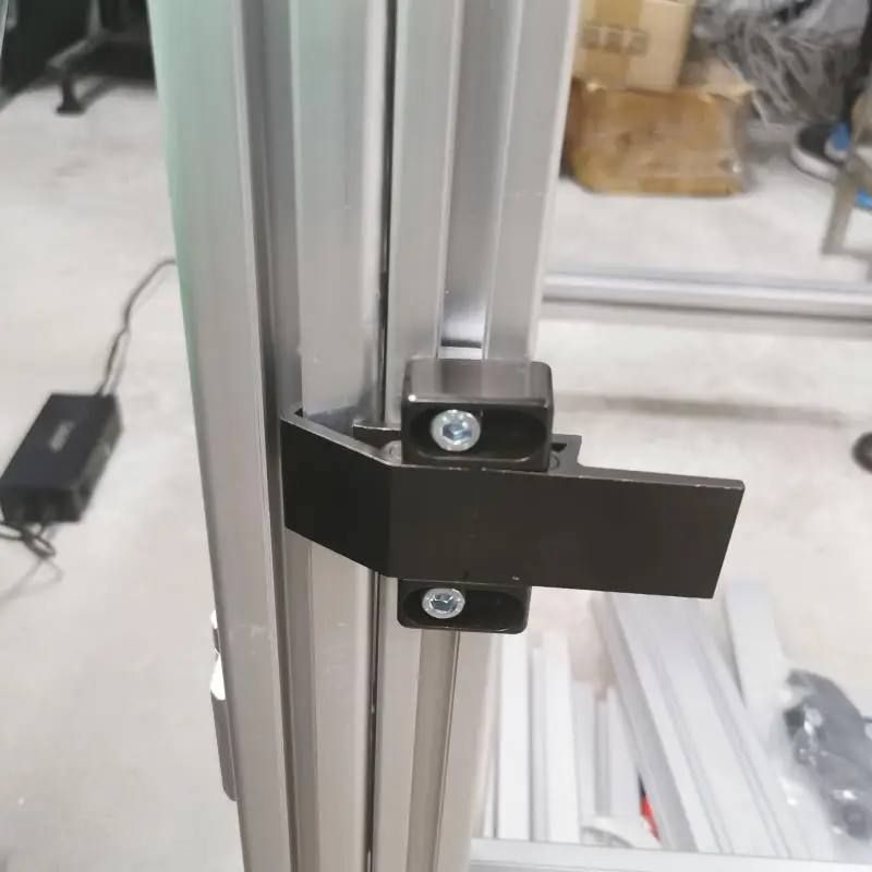 อลูมิเนียมสีดําประตู Hasp ล็อคกรอบยึดชิ้นส่วนเหมาะสําหรับ 3030 4040 4545 มาตรฐานยุโรปโปรไฟล์อลูมิเนียม