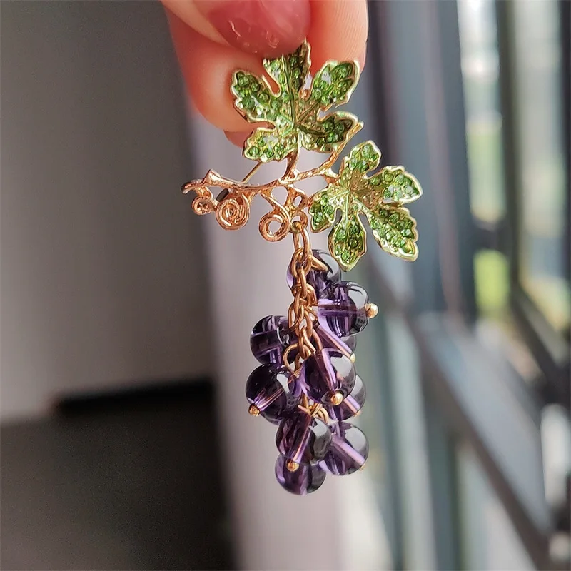 Fashion Alloy Cat's Eye Purple Grape Skewers Brooches For Women Glass Rhinestone Fruit Brooch Clothing Backpack Pin Jewelry Gift