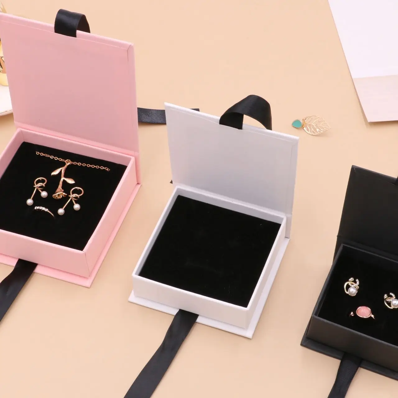 

Wholesale Cardboard Jewelry Box with Ribbon Packaging Paper Case for Ring Necklace Earrings Bracelet Pendant Portable Gift