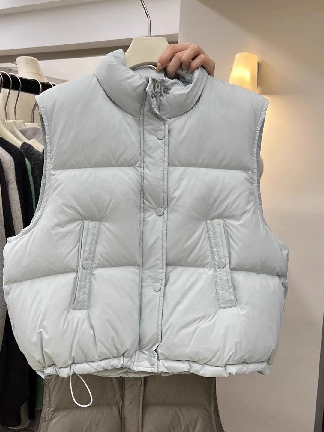 

Женский пуховый жилет 2025: Новинка осенне-зимнего сезона, высококачественный, с воротником-стойкой, из 90% белого пуха, верхняя одежда