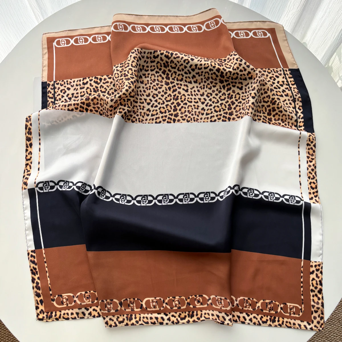 New Four Seasons Leopard Print - Silk Neck Scarf 评论和价格