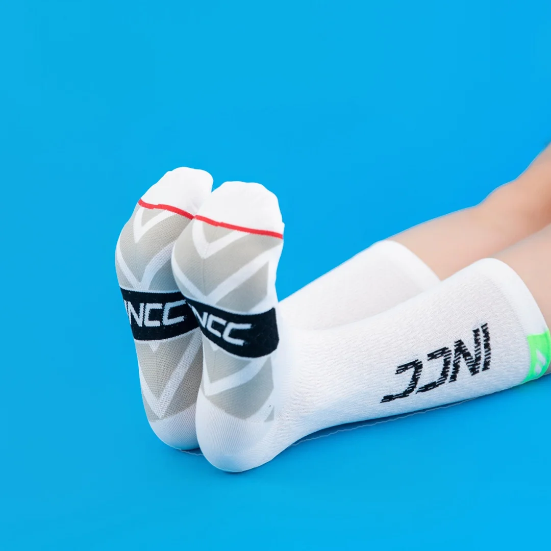 レターパターンの高伸縮性通気性コンフォートスポーツソックス 2 足パック、サイクリングやスポーツに最適