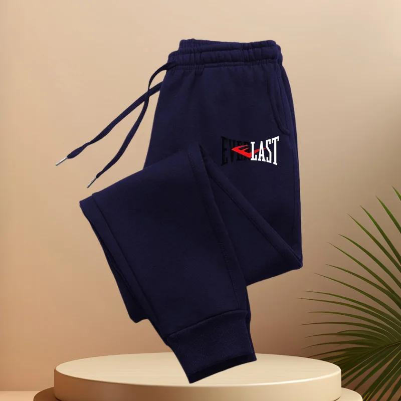 

Мужские повседневные спортивные брюки с эластичным поясом и шнурком - удобные спортивные и повседневные брюки с простым принтом.