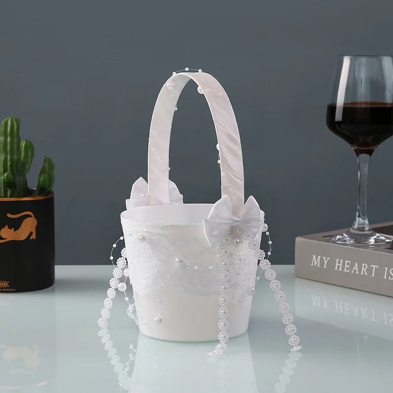 سلة زهور صغيرة بيضاء نقية لحفلات الزفاف ، دانتيل مرصع باللؤلؤ ، أسلوب بسيط ، الأوروبي والأوربي