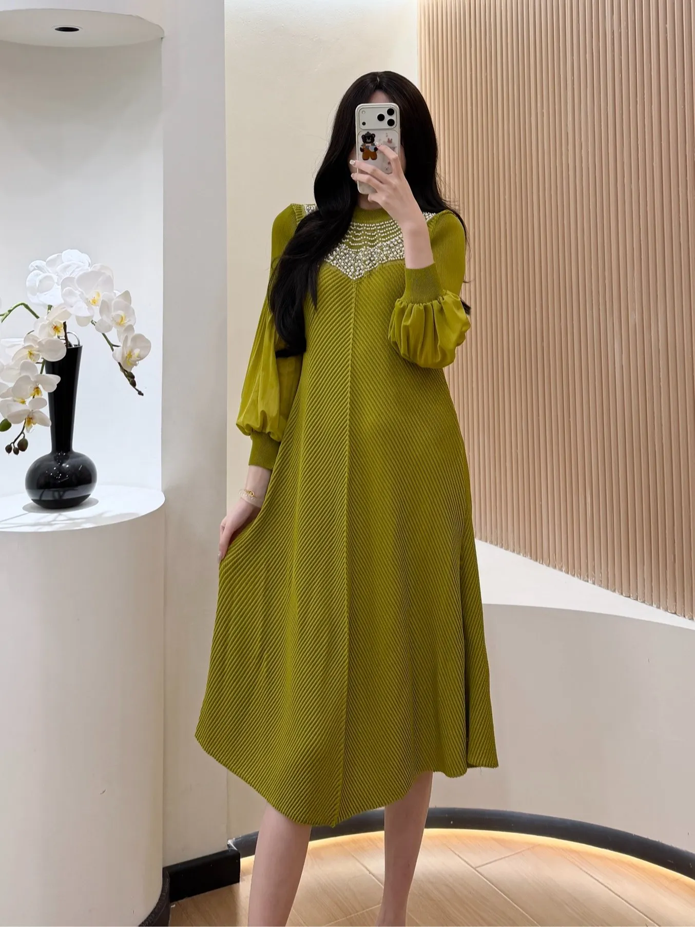 

Fold Women's Yellowish Green Vertical Pleated Pearl Neck Puff Sleeve Midi Dress Elegant Fashion Daily Wear 2025 Trendy Chic