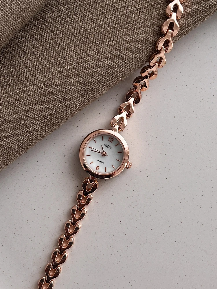 

Light Luxury Fashion Round Women's Watch Metal Bracelet Simple Temperament Exquisite Design Niche Retro Women's Watch