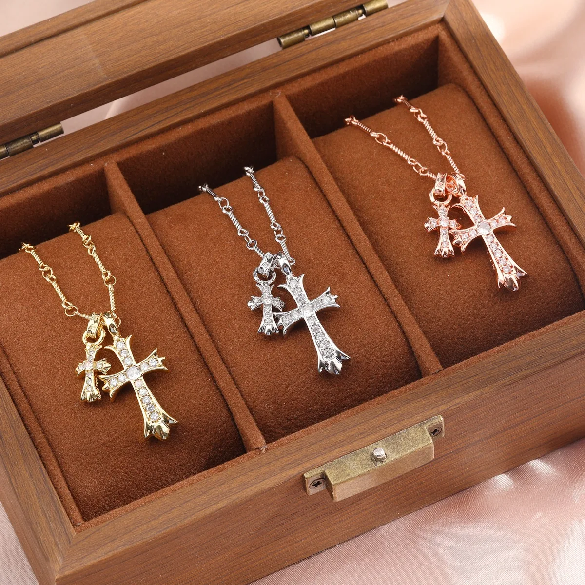 Image of Kreuz-Doppelanhänger-Halskette – Grenzüberschreitender europäisch-amerikanischer Partner-Schmuck mit farbigen Diamanten für Herren und Damen