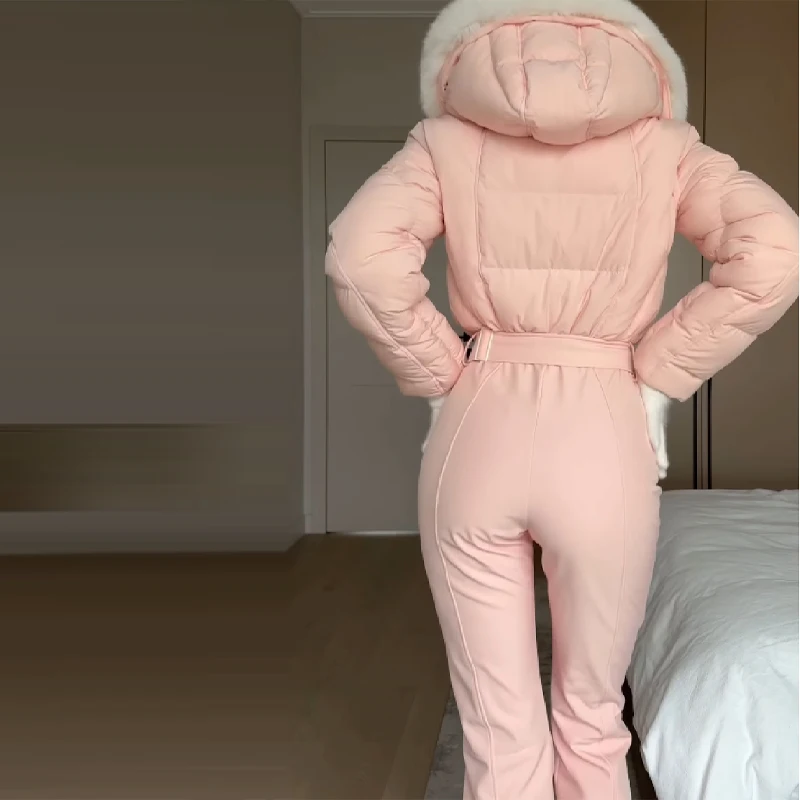 رشاقته قطعة واحدة بدلة تزلج النساء فو الفراء مقنعين شرابات معطف عالية حزام خصر بذلة 2025 الشتاء يندبروف مقاوم للماء ملابس التزلج