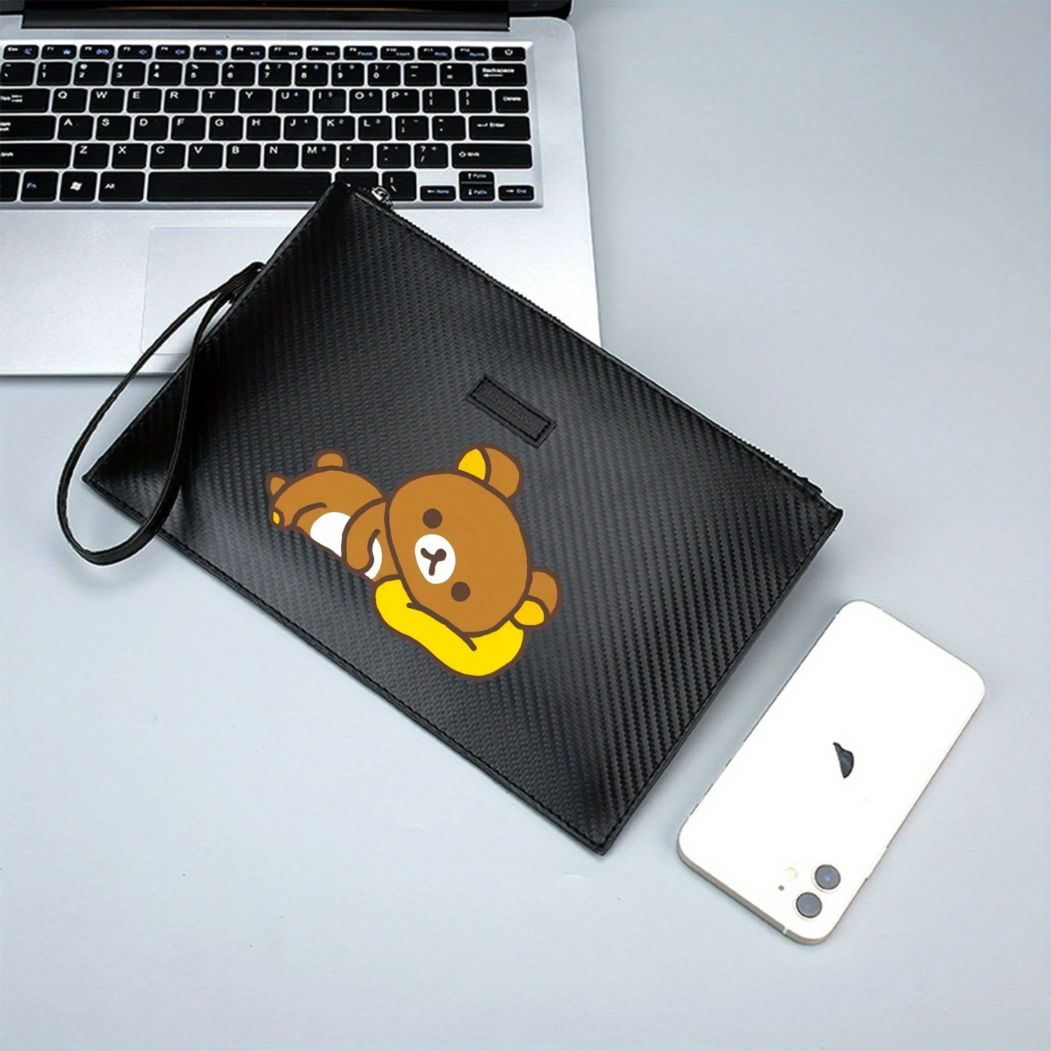 الدب البني ينام على وسادة صفراء حقيبة يد رجالية أنيقة مطبوعة من البولي يوريثان عصرية وعملية للحمل اليومي