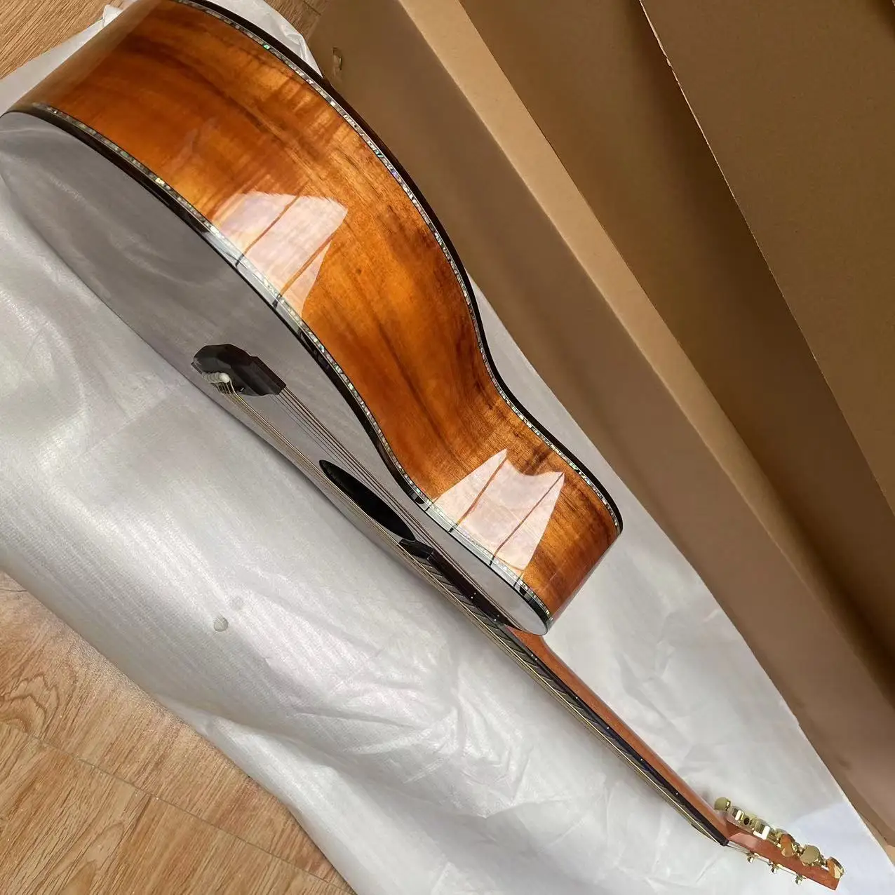 

Good-Om42 40 inch full lovewood plywood, rosewood shell edging, ebony fingerboard